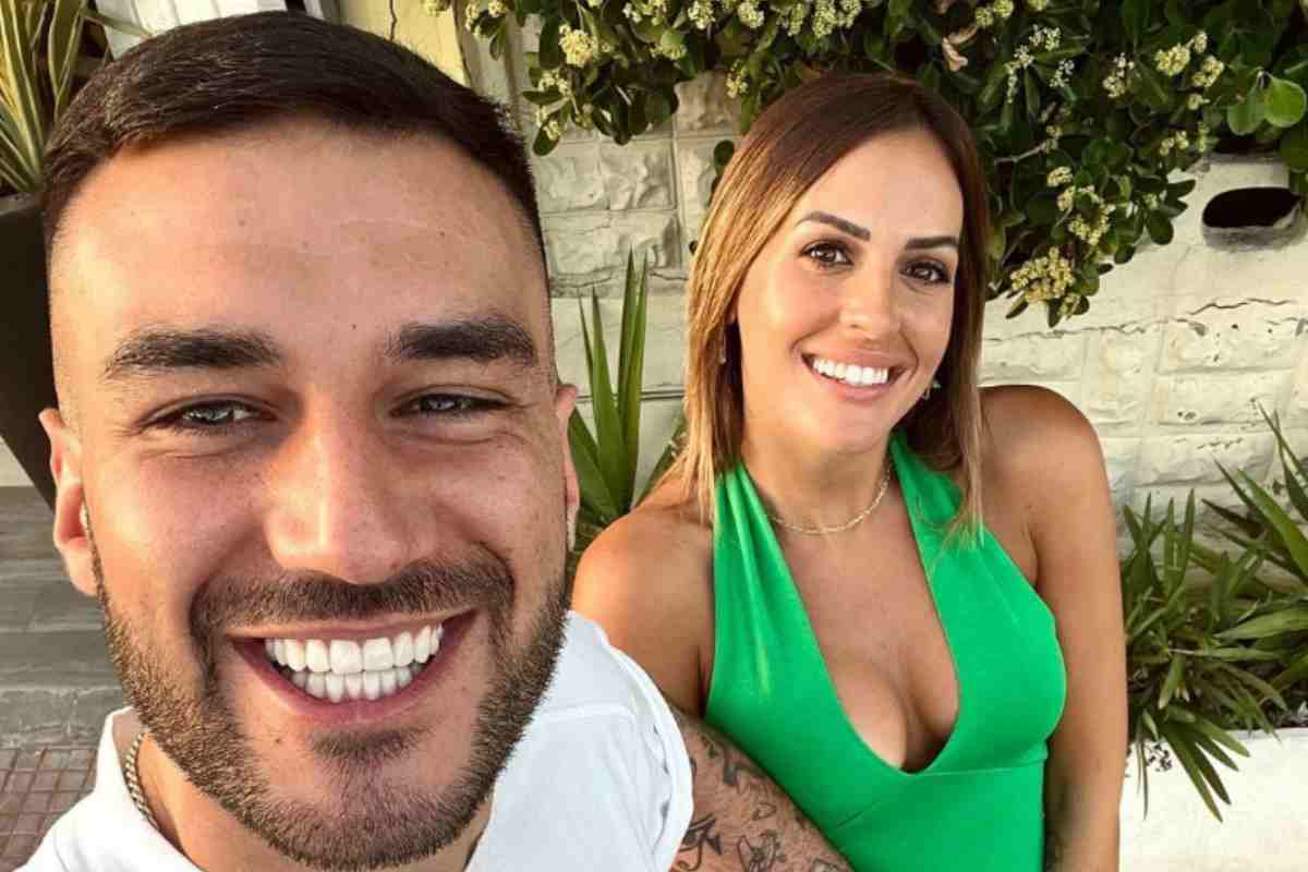 Lorenzo e Claudia mostrano la figlia