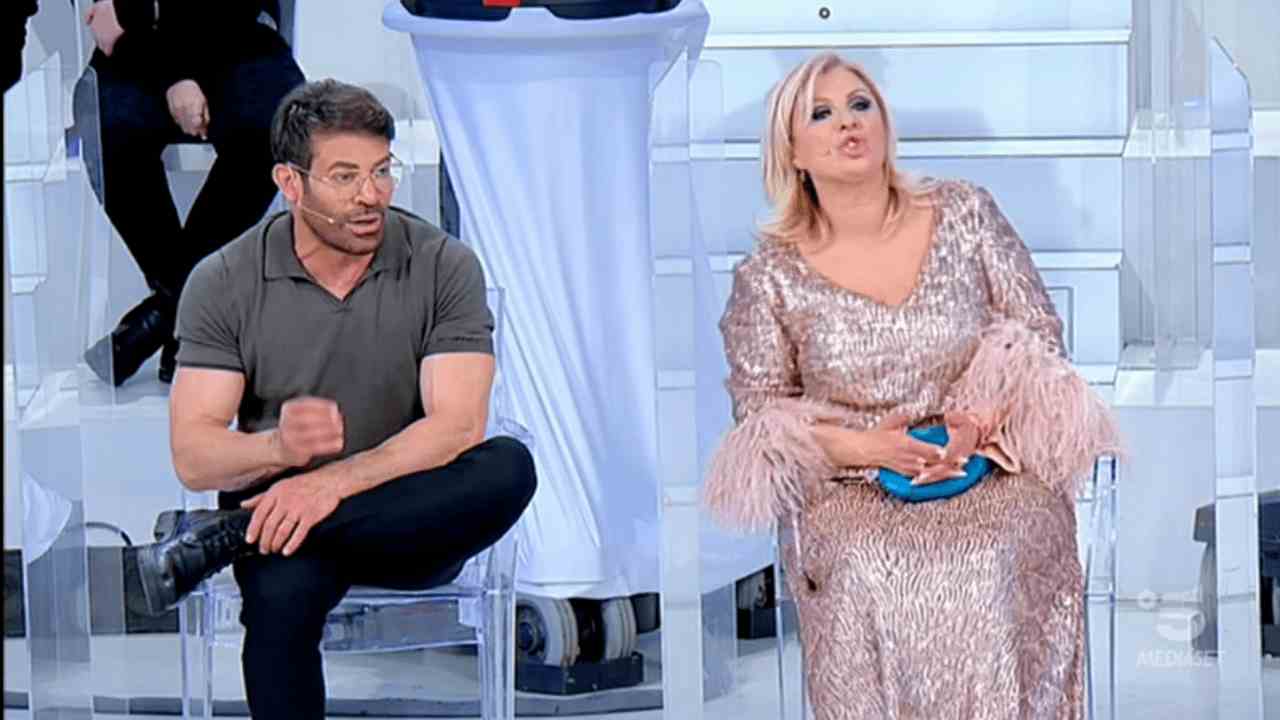 Gianni Sperti e Tina Cipollari nello studio di Uomini e Donne (screenshot WittyTv) - Velvetgossip