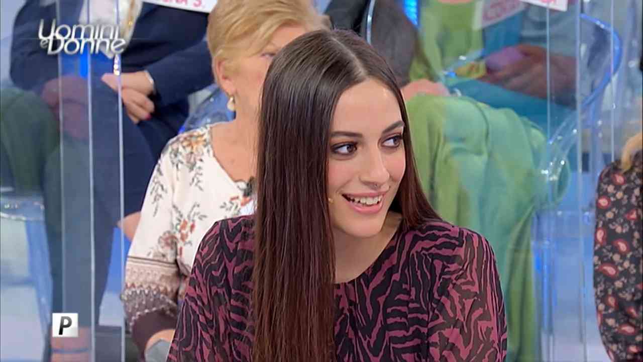 L'ex tronista Roberta Giusti al centro dello studio di Uomini e Donne (screenshot WittyTv) - Velvetgossip