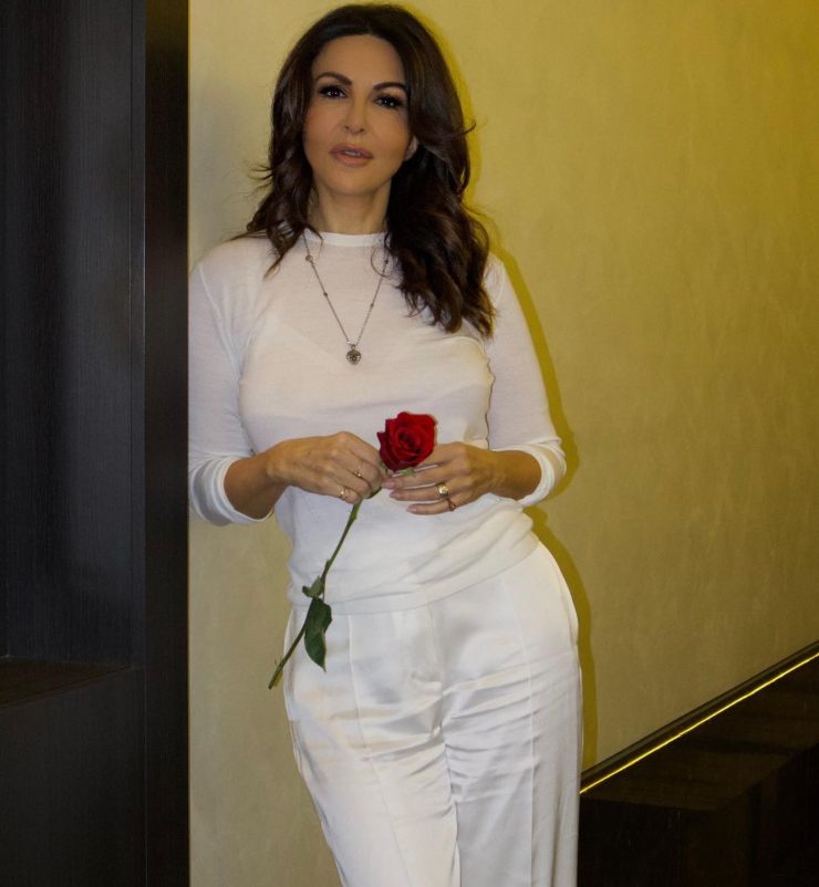 Sabrina Ferilli look con con completo bianco