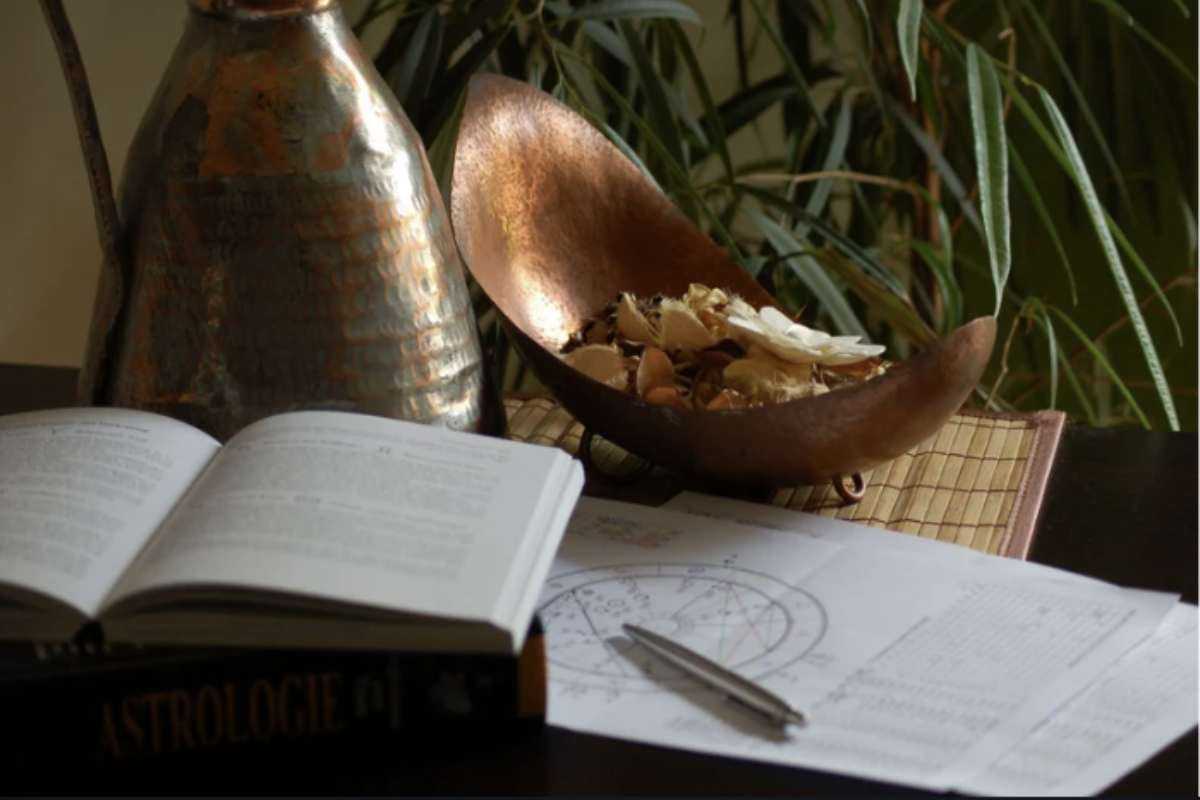 Gli astrologi suggeriscono di adottare un approccio pragmatico e di non lasciarsi sopraffare dalle emozioni.