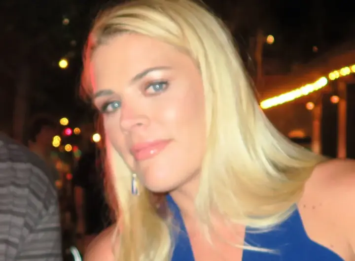 Busy Philipps (Dawson's Creek) rivela il tumore al cervello: "Sono grata di essere viva"