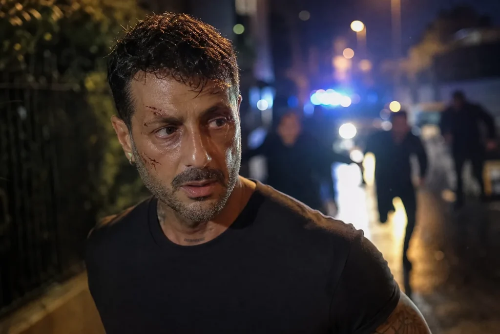 Fabrizio Corona aggredito sotto casa a Milano: sei contro uno (e la rapina)