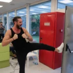 Alex Belli al GF Vip: calci alle porte e fuga dal giardino